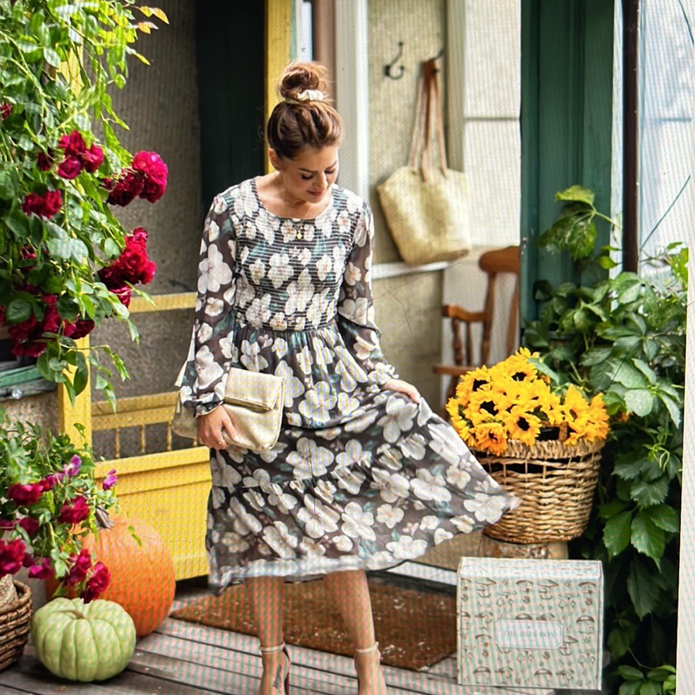 The Grace MIDI with a smocked bustier, romantic sleeves and midi length.